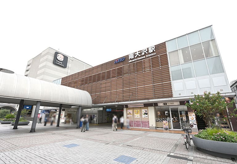 南大沢駅改札。