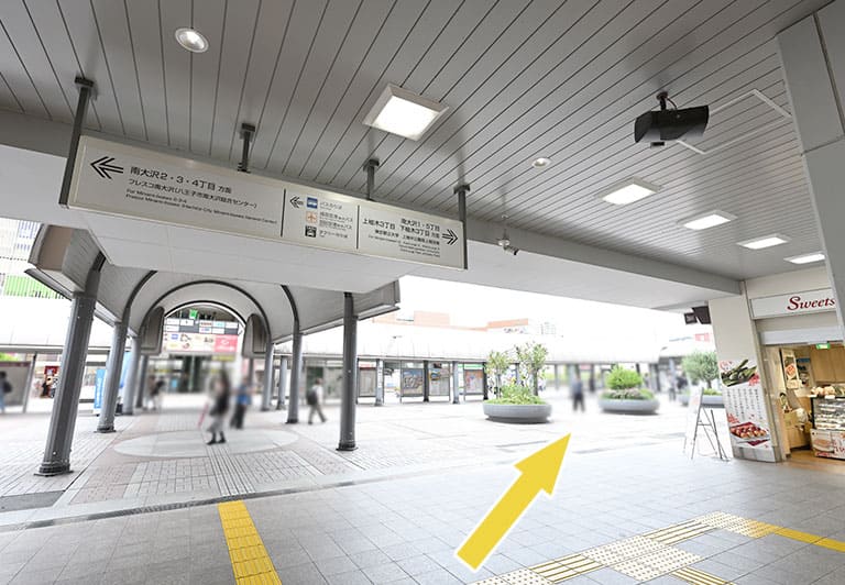 改札を出てパオレ(右斜め)方向を目指します。