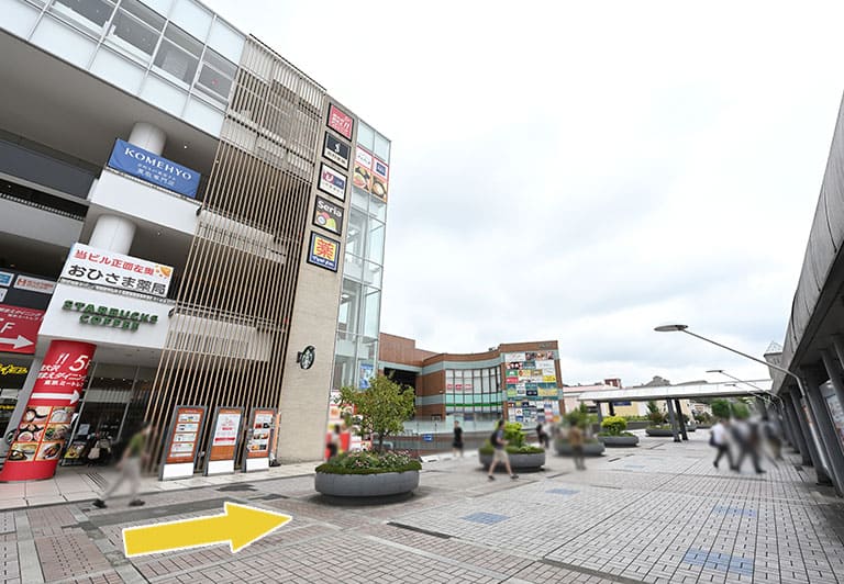 スターバックスコーヒー前を通過します。