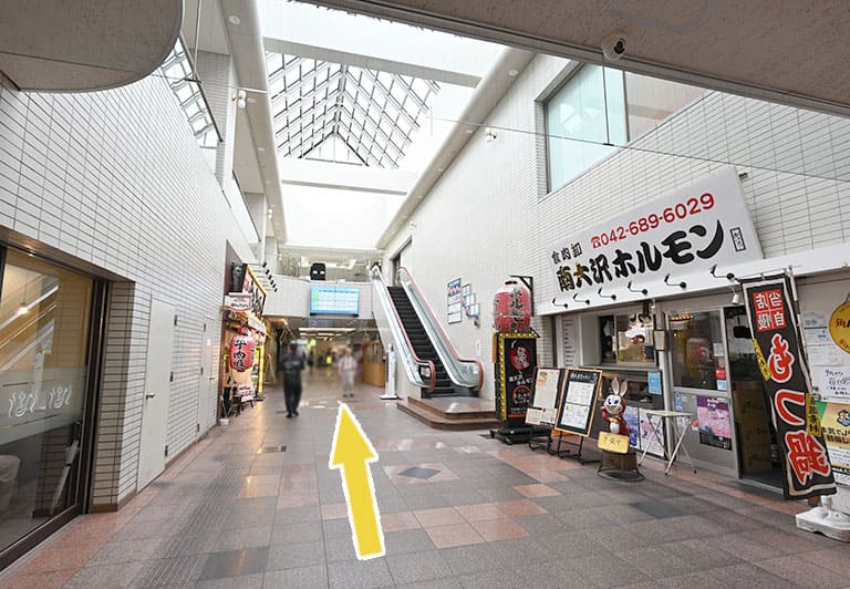 飲食店街前をしばらく道なりです。