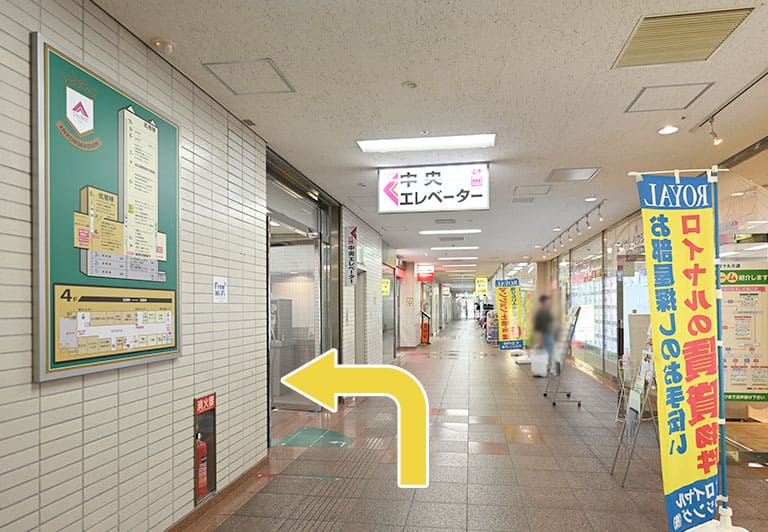 ロイヤルハウジング前の中央エレベーターで5階へ。