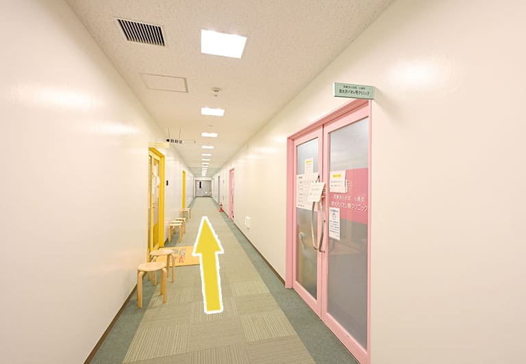 エレベーター降車後に直進してください。