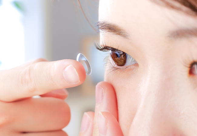 コンタクトレンズをつけている様子