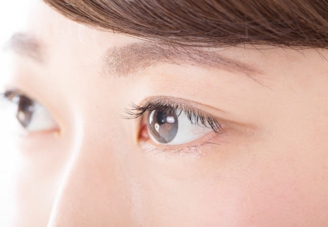 女性の目元